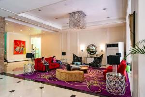 Condo 1 Min Walk to Venice Mall & 15 mins drive to BGC