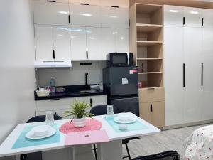 Condo 1 Min Walk to Venice Mall & 15 mins drive to BGC