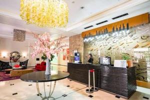 Condo 1 Min Walk to Venice Mall & 15 mins drive to BGC