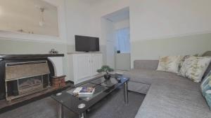Warm 2 Beds flat for 6 in Holland Park area