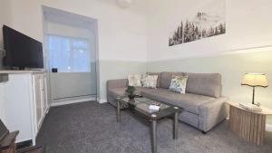 Warm 2 Beds flat for 6 in Holland Park area