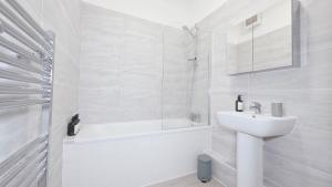 Warm 2 Beds flat for 6 in Holland Park area