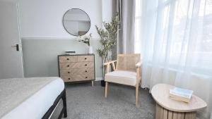 Warm 2 Beds flat for 6 in Holland Park area