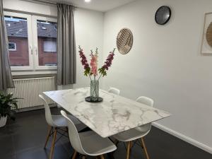 Elegante Apartment in Erftstadt mit Balkon, Zentral, Bahnhof nah, Phantasialand Brühl bei Cologne