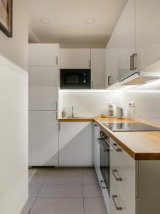 NEW! Designer Home with Sauna for 4!Best location!