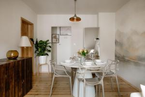 NEW! Designer Home with Sauna for 4!Best location!