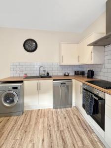 Free Parking, Central, Spacious, 2 bed Apartment sleeps 8 Newark Town Centre - Amaya Fourteen