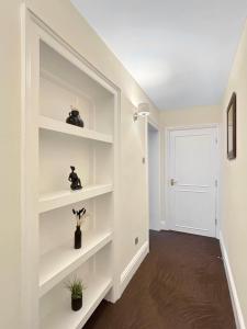 Free Parking, Central, Spacious, 2 bed Apartment sleeps 8 Newark Town Centre - Amaya Fourteen