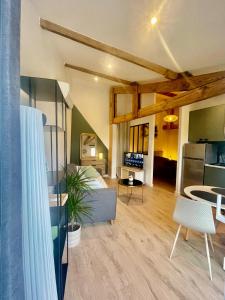 Logement neuf tout équipé avec terrasse, proche du bourg et des plages océanes, climatisé, WIFI, parking, linge et ménage compris, proche des commerces ouverts toute lannée