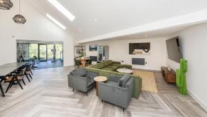 Riverside House by UTDM