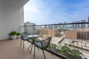 Free housekeeping visits during your stay - StayShort - Sophisticated JVC Apartment Sleeps 4 with Balcony