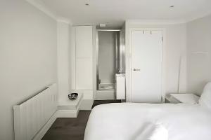 1 Bed Flat in Shoreditch near Station by Hostroo