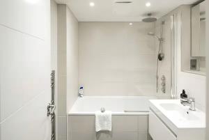 2 Bed Flat in Shoreditch near Station by Hostroo