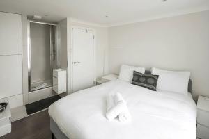 2 Bed Flat in Shoreditch near Station by Hostroo