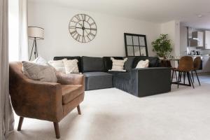 Runcorn Spacious Modern 3 bedroom House, 4 beds, On site Parking, Long stay deals