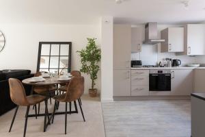 Runcorn Spacious Modern 3 bedroom House, 4 beds, On site Parking, Long stay deals