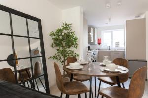 Runcorn Spacious Modern 3 bedroom House, 4 beds, On site Parking, Long stay deals