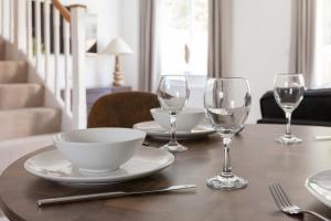 Runcorn Spacious Modern 3 bedroom House, 4 beds, On site Parking, Long stay deals