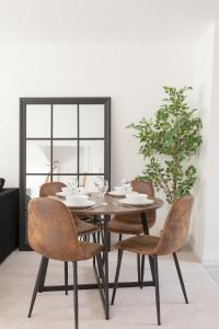 Runcorn Spacious Modern 3 bedroom House, 4 beds, On site Parking, Long stay deals