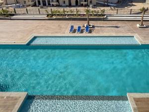 Poolside Townhome with 2 Masters, a Huge Terrace in El Gouna