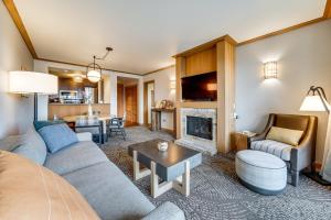 Mountain Views and Pool Access Cle Elum Condo!