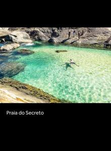 Água de coco e pés na areia