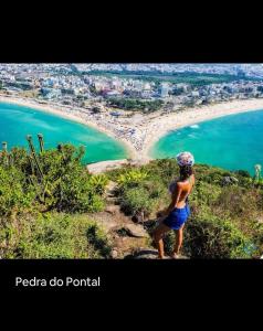 Água de coco e pés na areia