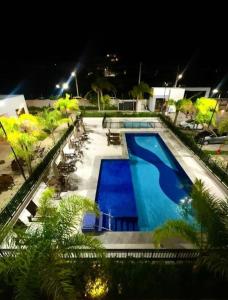 Água de coco e pés na areia