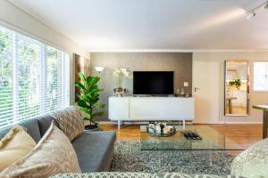 Luxury Garden Apartment - The Grey