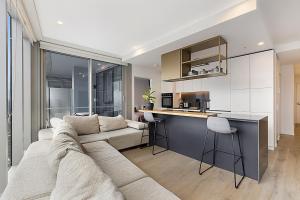 Gorgeous High-Rise Unit with Sky Bar Pool and Gym