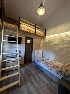 Pokój z antresolą i łazienką