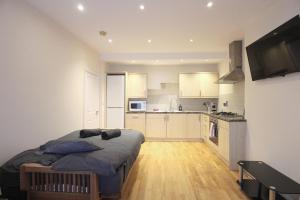 2 Bedroom Bright & Cozy Getaway in Hendon