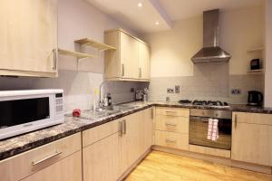 2 Bedroom Bright & Cozy Getaway in Hendon