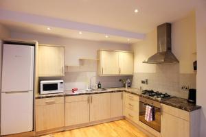 2 Bedroom Bright & Cozy Getaway in Hendon