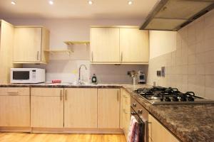 2 Bedroom Bright & Cozy Getaway in Hendon