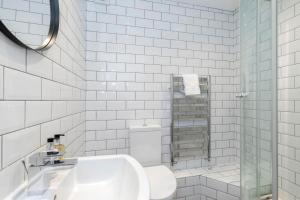 Elliot Oliver - Spacious Five Bed Town House With Garden & Garage