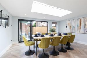 Elliot Oliver - Spacious Five Bed Town House With Garden & Garage