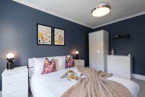 Elliot Oliver - Spacious Five Bed Town House With Garden & Garage