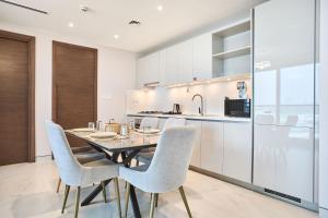 STAY BY LATINEM Luxury 1BR Holiday Home CVG 604 Near Downtown