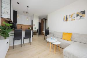 Green Apartment in Warsaw with Parking, Bathtub and Desk for Remote Work by Noclegi Renters