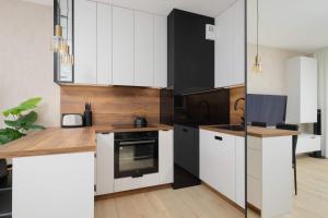 Green Apartment in Warsaw with Parking, Bathtub and Desk for Remote Work by Noclegi Renters