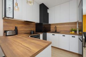 Green Apartment in Warsaw with Parking, Bathtub and Desk for Remote Work by Noclegi Renters