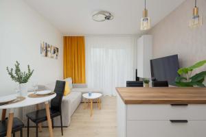 Green Apartment in Warsaw with Parking, Bathtub and Desk for Remote Work by Noclegi Renters