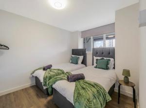 Free Parking - 3 Bedrooms - Sleeps 7 - Airport