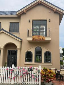 Modern 3BR Villa , Poolside, 4min Shuttle to Beach