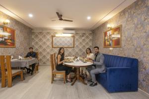 FabHotel Rajlaxmi Palace - Sindhi canmp bus stand,Ashok Vihar metro station