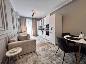 Sky Resort Apartment - Parking, AC & Kingsize Bed