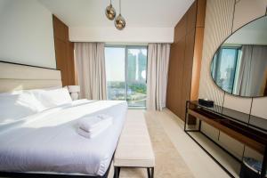 Luxury 1 Bedroom Canalfront Apartment with Burj Khalifa Views from Resort-Style Pool - Walk to Jumeirah Beach