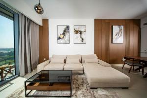 Luxury 1 Bedroom Canalfront Apartment with Burj Khalifa Views from Resort-Style Pool - Walk to Jumeirah Beach