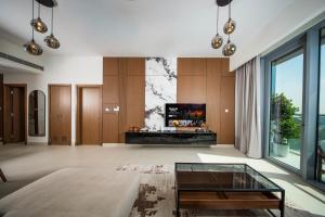 Luxury 1 Bedroom Canalfront Apartment with Burj Khalifa Views from Resort-Style Pool - Walk to Jumeirah Beach